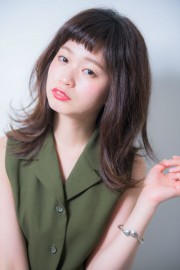 短め前髪がおとな可愛い外ハネセミディ