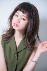 短め前髪がおとな可愛い外ハネセミディ