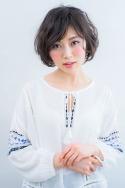 ナチュラルフェミニンなショートボブスタイル