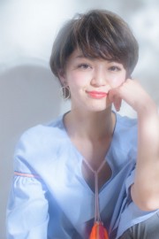 長め前髪が女性らしい大人ショートスタイル