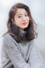 大きめゆるウェーブが大人カワイイこなれセミディスタイル
